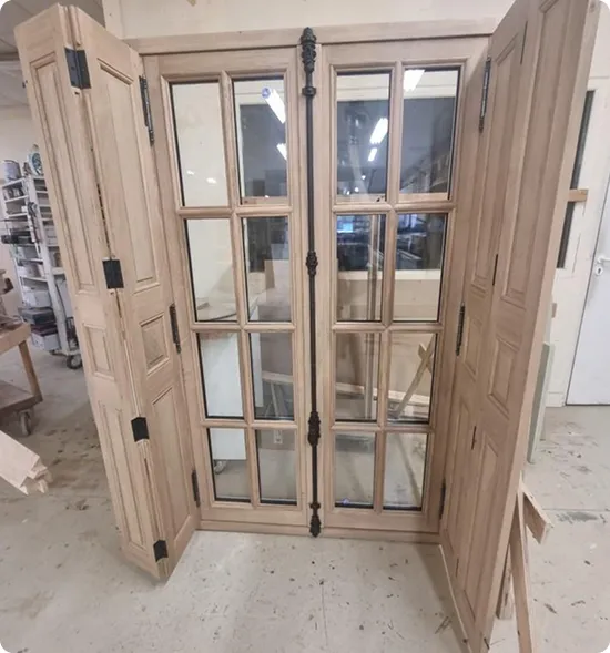 Fenêtre vitrée en bois avec ferronnerie noire