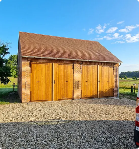 Porte de garage en bois sur bâtiment ancien