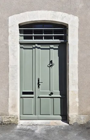 pose de porte d'entrée en bois